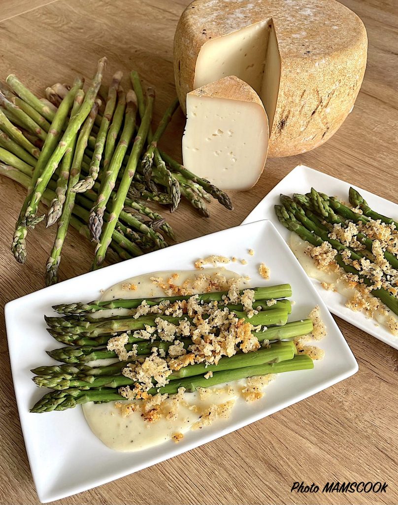 Asperges vertes à la crème de Tomme des Pyrénées IGP et son crumble à la Tomme des Pyrénées IGP